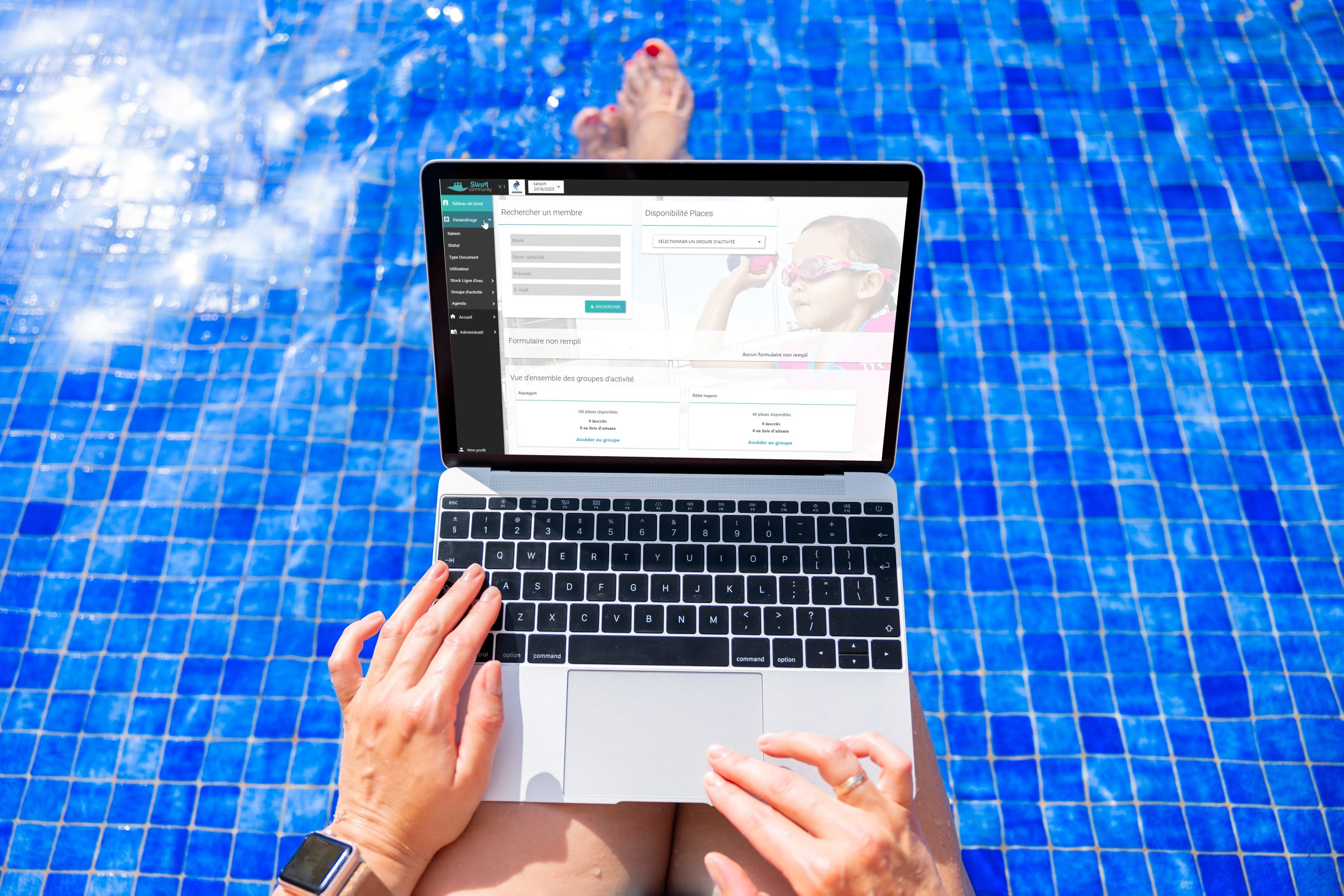 femme utilisant un ordinateur portable au bord de la piscine maquette d ecran blanc vide