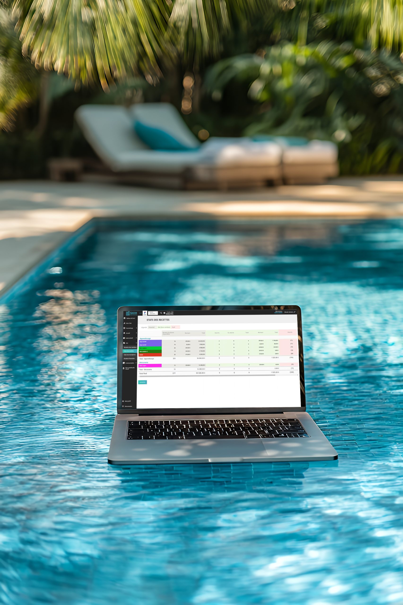 un ordinateur portable flotte dans une piscine bleue claire avec du feuillage tropical et des fauteuils a l arriere plan