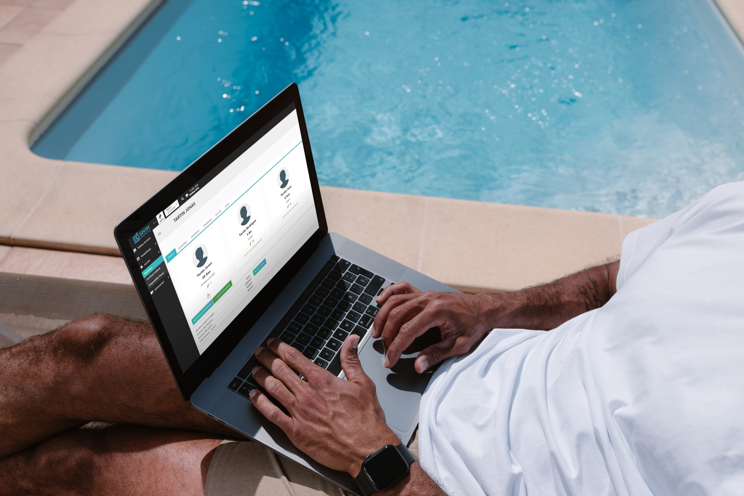 vue d angle eleve d un homme utilisant un telephone portable a la piscine